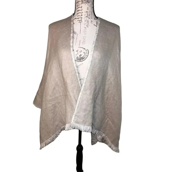 Snow Leopard print Cozy Poncho with fringe asymmetrical hem L=32-42” W=50” - Picture 4 of 7